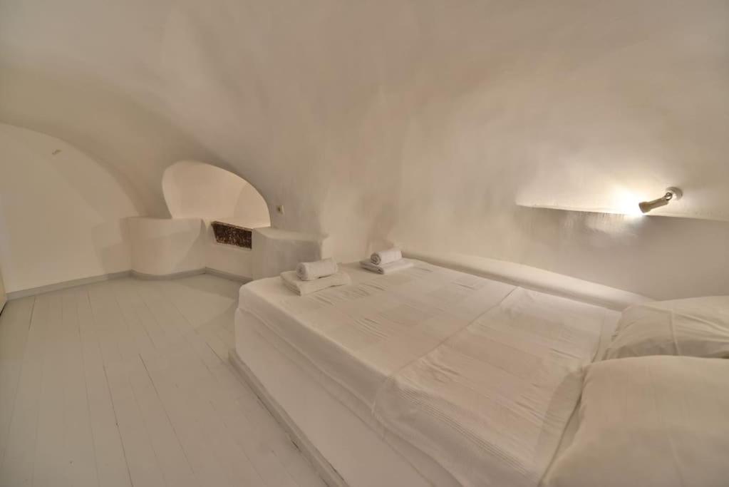 Astrea Suites "Ostria Cave Villa-Outdoor Jacuzzi" Oia  Ngoại thất bức ảnh